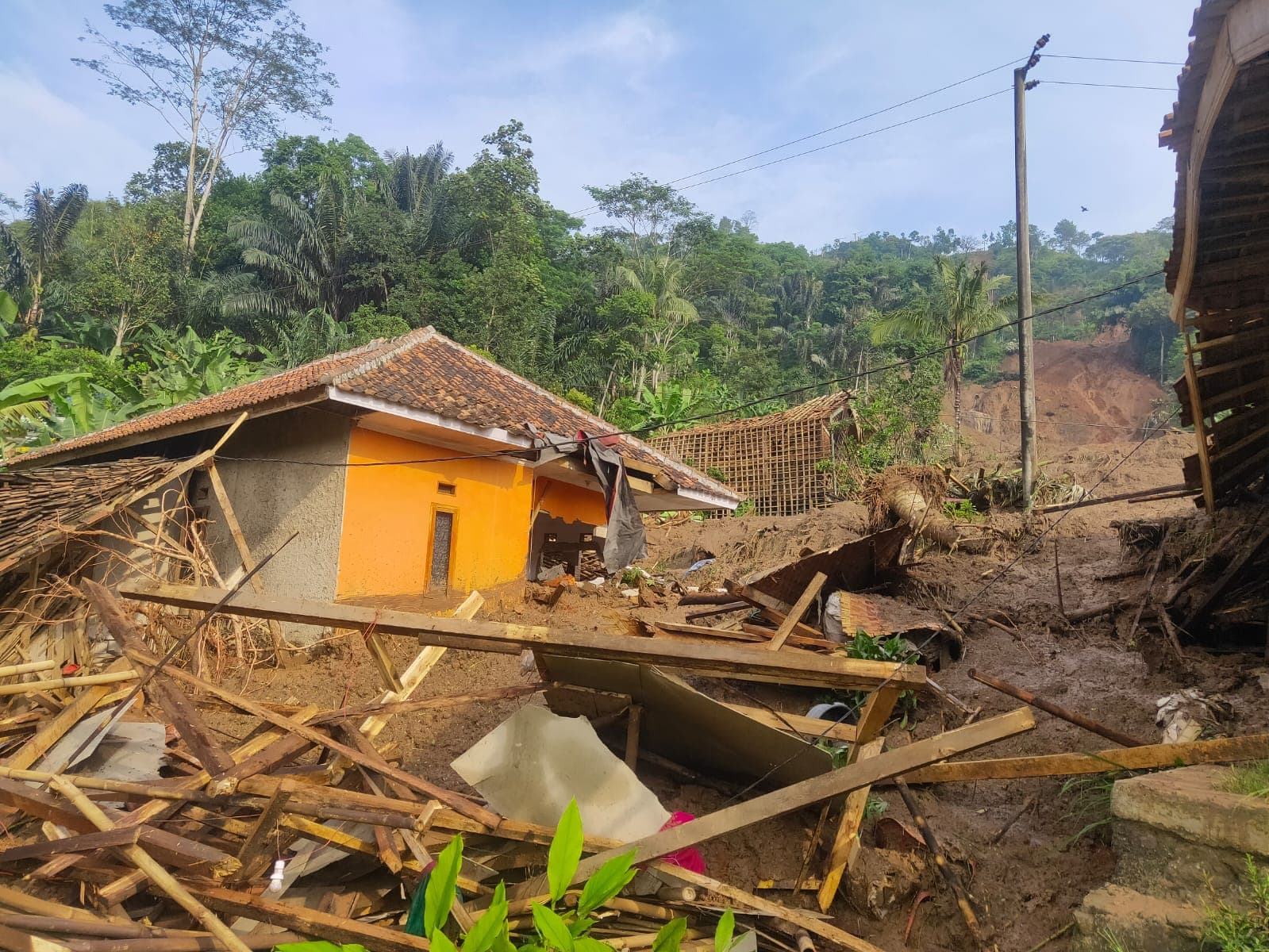 Sembilan Orang Hilang Pasca Banjir Bandang dan Longsor di Bandung Barat