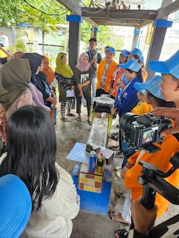 Prodi Pendidikan Kimia UKI Ajarkan Pembuatan Produk Rumah Tangga di Pulau Tidung