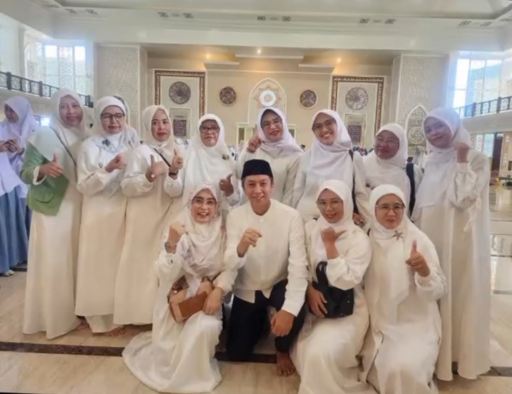 Dedie Rachim Diserbu Ibu-ibu untuk Foto Bersama saat Peresmian Masjid Agung Kota Bogor